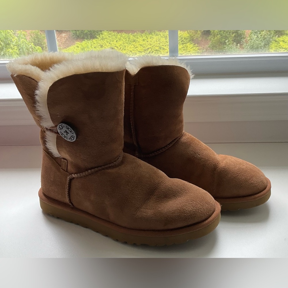 Beautiful UGG Bailey Button 5803 Suede Chestnut Women’s 9W Wood Button Closure